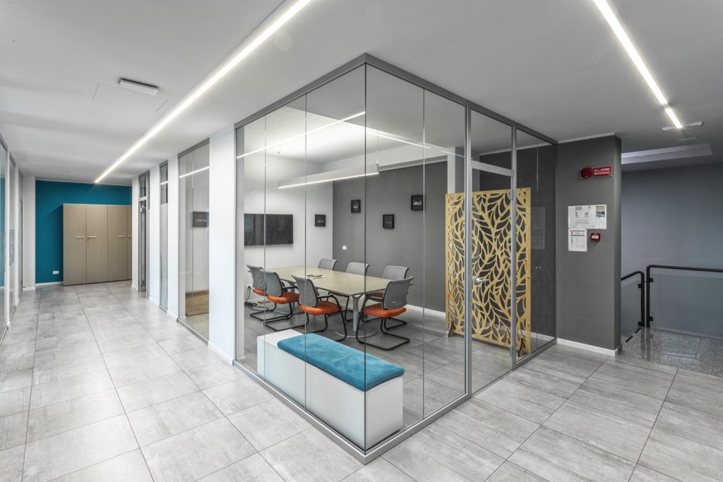 Lasertech SRL ha scelto la nostra esperienza per creare spazi di lavoro che riflettano precisione e innovazione nella loro nuova sede di Liscate. Le pareti divisorie in vetro con dettagli artistici e le aree ben distribuite offrono un ambiente di lavoro dinamico e stimolante. Un progetto che rispecchia la missione dell'azienda di essere all'avanguardia in ogni dettaglio.