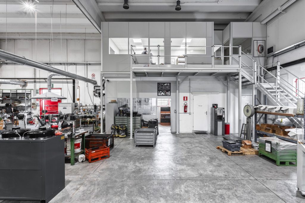 In Mainardi Sistemi, abbiamo trasformato gli uffici in spazi che parlano di innovazione e professionalità. Le nostre pareti divisorie, dal design sofisticato e funzionale, contribuiscono a creare ambienti di lavoro che ispirano creatività e efficienza. Un progetto che riflette appieno la filosofia dell'azienda di puntare sempre al meglio.