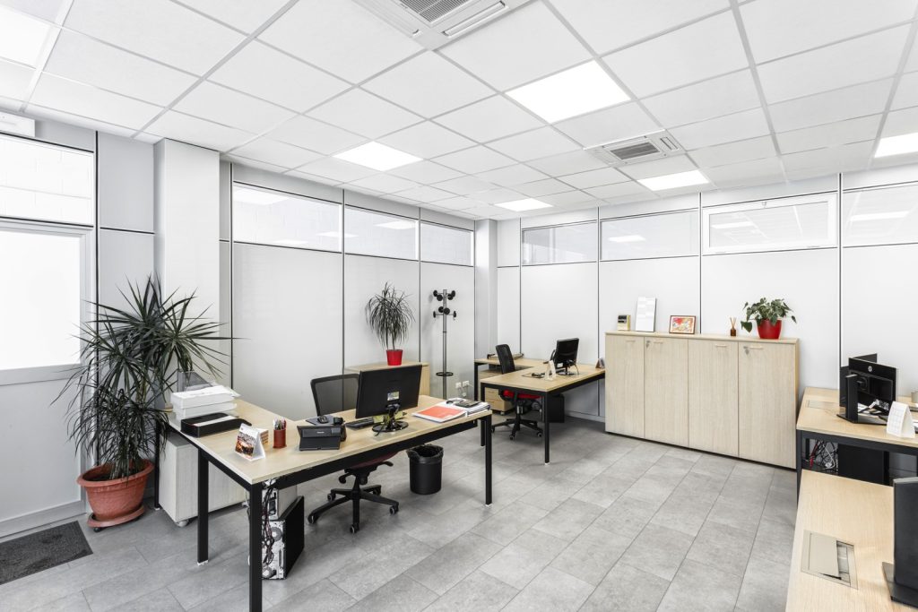 Ufficio Operativo. Uno degli uffici operativi al piano terra. Le pareti divisorie creano un ambiente ordinato e ben organizzato, con un'illuminazione naturale che contribuisce al benessere dei dipendenti.