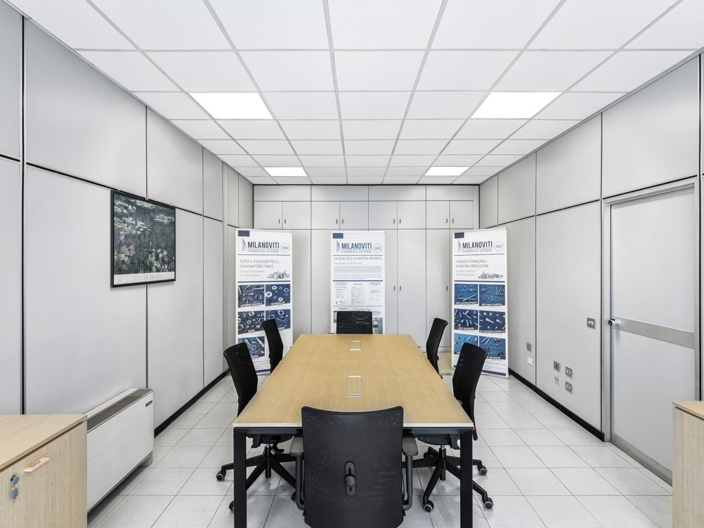 Sala Riunioni. La sala riunioni, arredata in modo funzionale per ospitare meeting e conferenze. Il controsoffitto in fibra e le pareti Omega assicurano un'ottima acustica e isolamento.