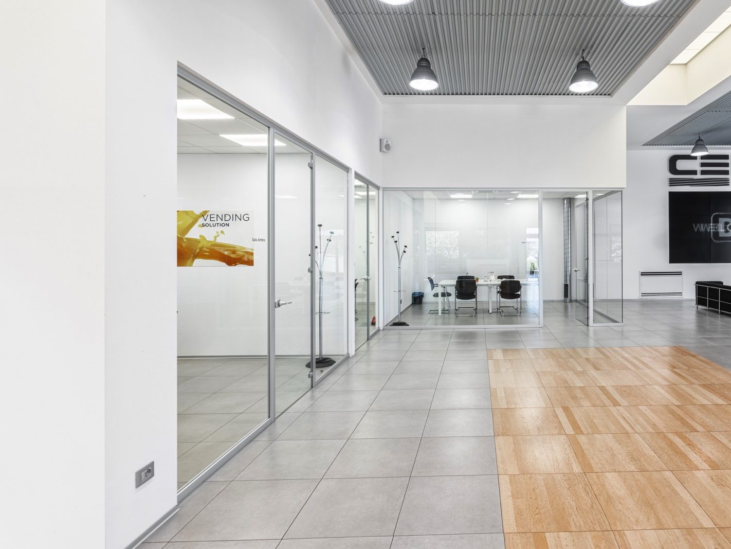 Sala Riunioni. Una sala riunioni completamente circondata da pareti in vetro Maisistem Glass. Questo design trasparente favorisce la comunicazione e la collaborazione, creando un ambiente di lavoro aperto e accogliente.