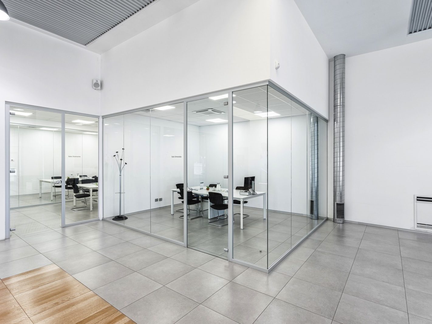 Uffici con Pareti in Vetro. Gli uffici realizzati con pareti Maisistem Glass. Le pareti in vetro trasparente, con un design minimalista, creano un ambiente aperto e luminoso. Le pellicole decorative su alcune delle pareti garantiscono privacy senza sacrificare la trasparenza e la luminosità.