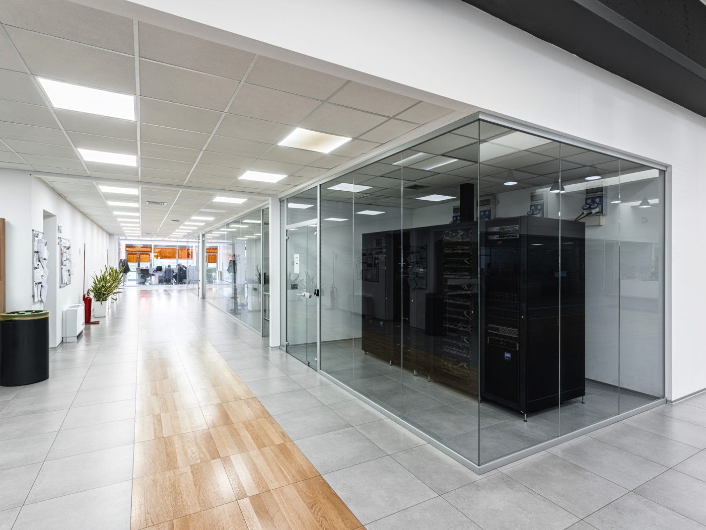 Server Room. La stanza dei server completamente visibile attraverso le pareti in vetro Maisistem Glass. Questo design consente di monitorare facilmente i server, garantendo al contempo una protezione ottimale degli apparecchi.