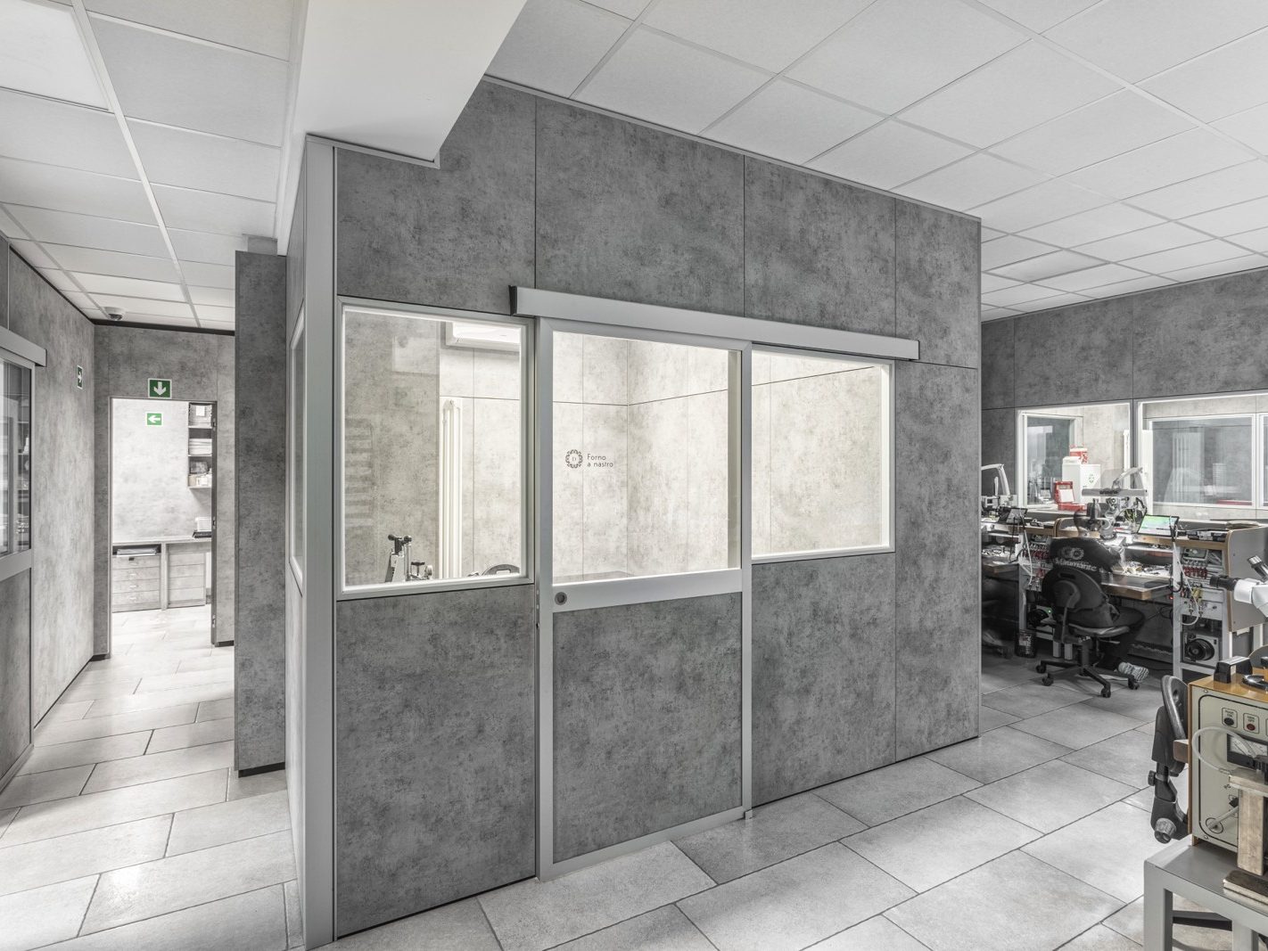 Uffici Operativi con Pareti Hidden. Gli uffici operativi suddivisi con pareti Maisistem Hidden. Queste pareti offrono un'ottima insonorizzazione e privacy, ideali per un ambiente produttivo. Le superfici in truciolare nobilitato conferiscono un aspetto solido e professionale agli spazi lavorativi.