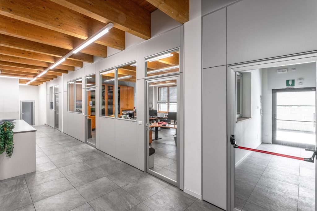 Il cliente aveva la necessità di ristrutturare e ottimizzare gli spazi operativi per creare un ambiente di lavoro funzionale e accogliente. L’obiettivo principale era migliorare l’efficienza operativa e garantire un ambiente piacevole per i dipendenti, con aree dedicate a uffici e spazi di lavoro organizzati.