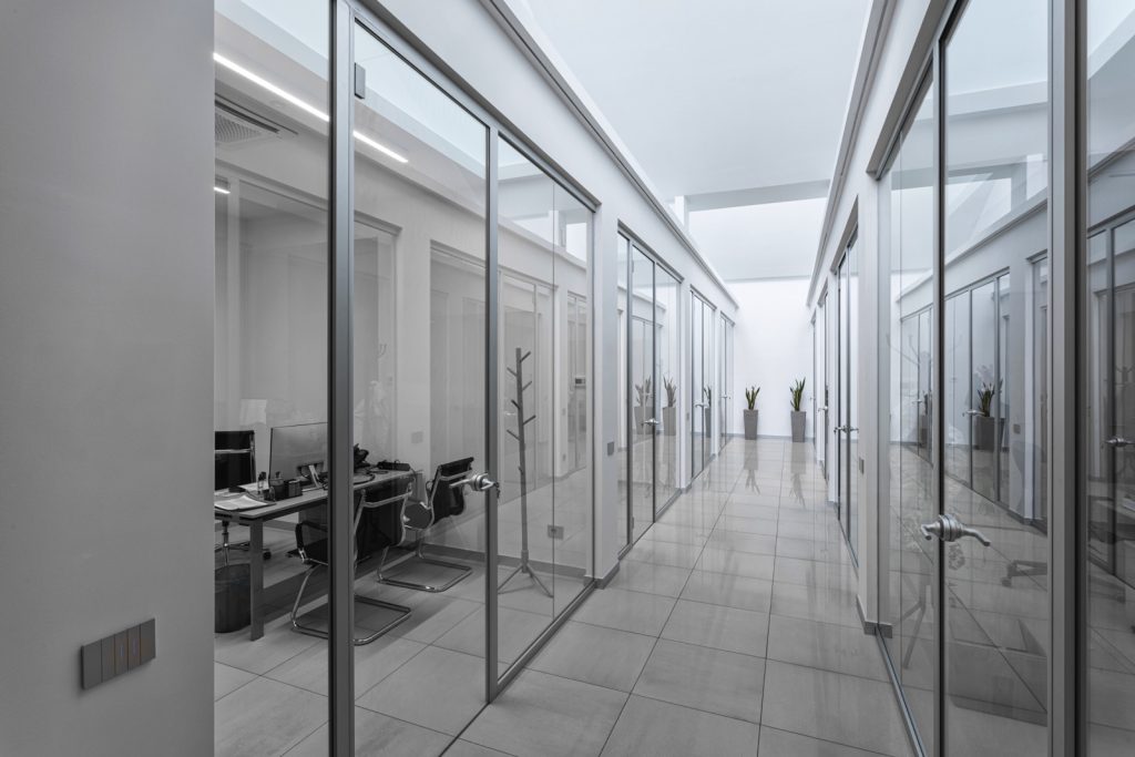 Realizzazione di nuovi uffici direzionali, con ambienti distinti suddivisi da pareti vetrate su misura per Ma.Fra.
