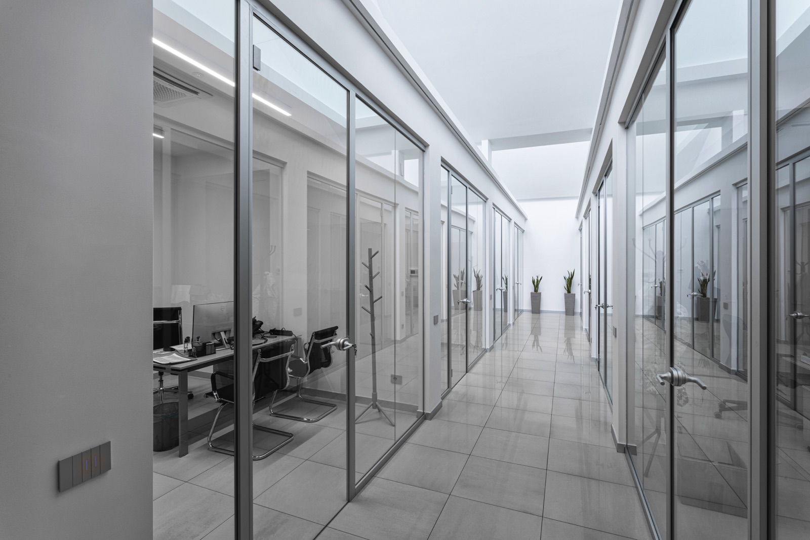 Realizzazione di nuovi uffici direzionali, con ambienti distinti suddivisi da pareti vetrate su misura per Ma.Fra.