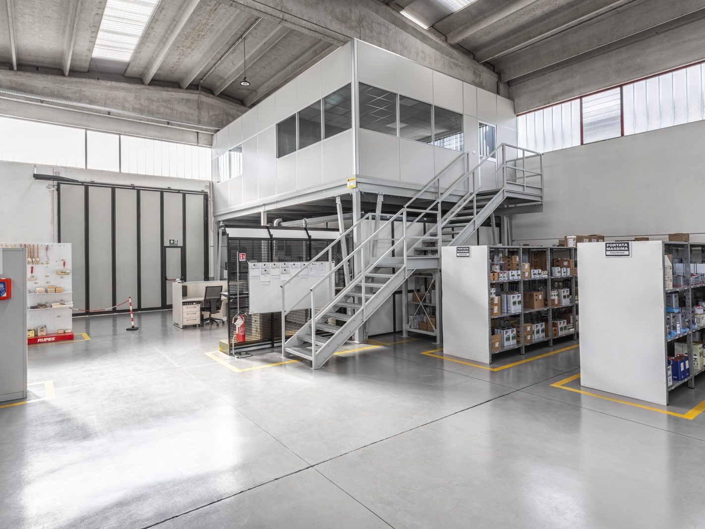 Realizzazione di un nuovo blocco uffici su due livelli per Proget Color