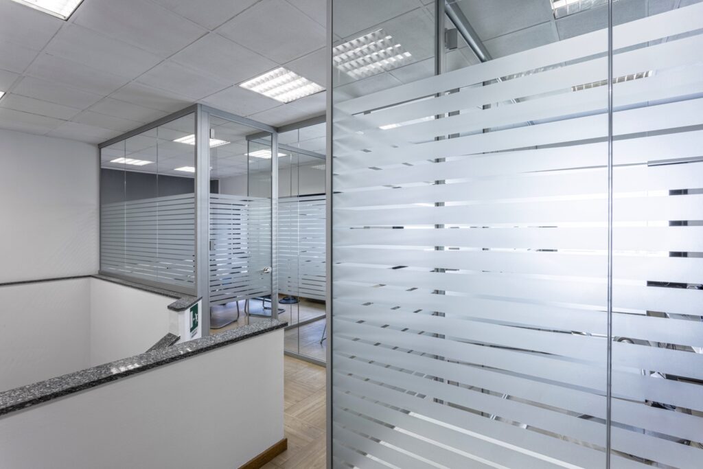 Esserelle | Pareti divisorie vetrate Maiglass con pellicole decorative 3M