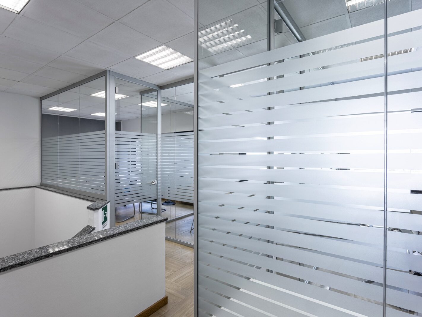 Esserelle | Pareti divisorie vetrate Maiglass con pellicole decorative 3M