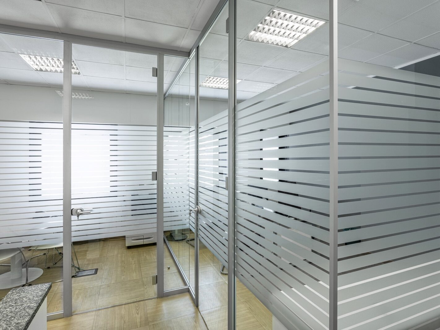 Esserelle | Pareti divisorie vetrate Maiglass con pellicole decorative 3M