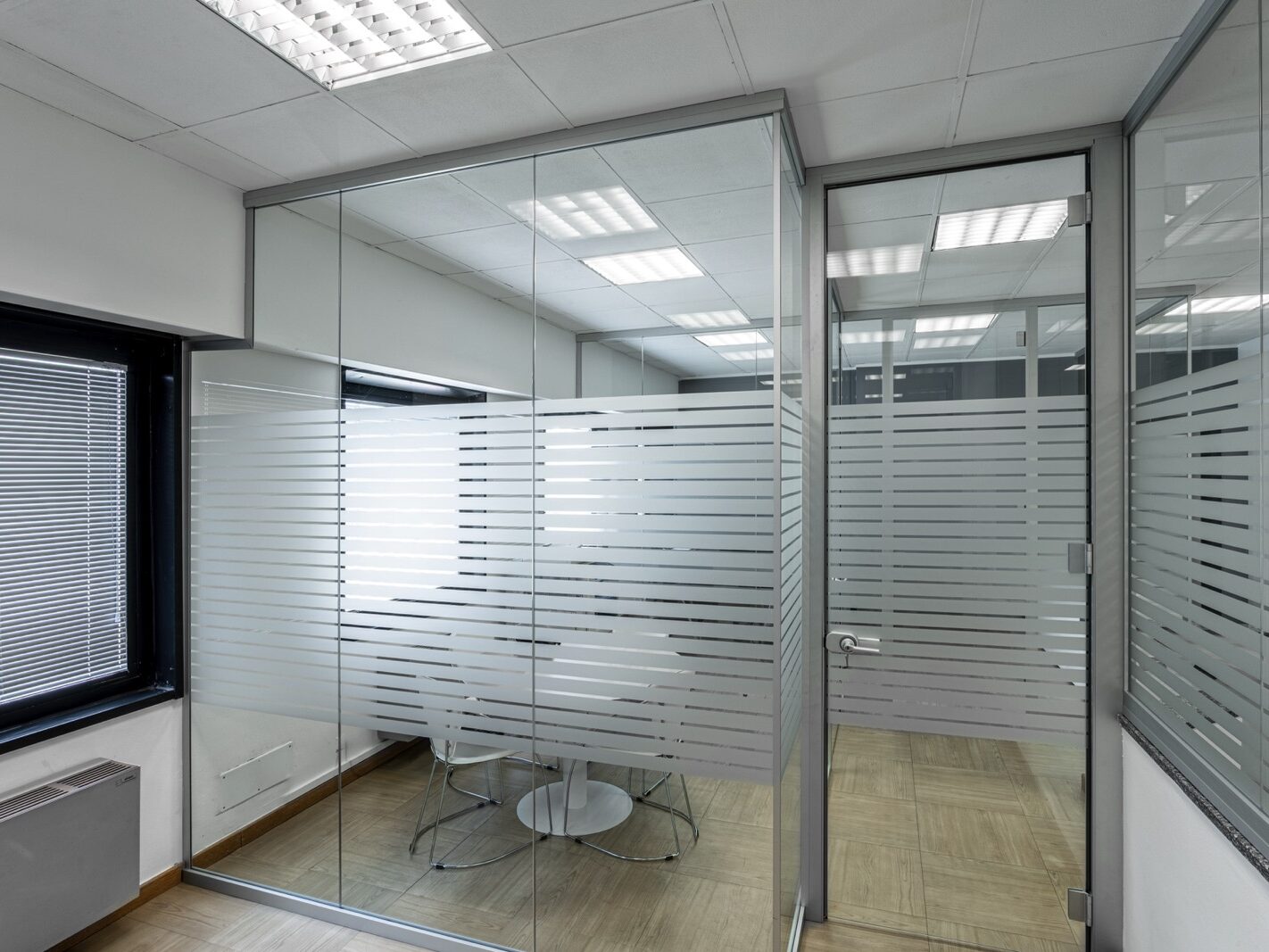 Esserelle | Pareti divisorie vetrate Maiglass con pellicole decorative 3M